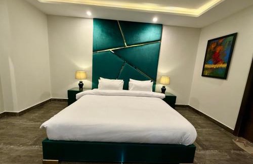 Peshawar Apartment | Tom's Luxury Hotel