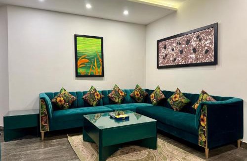 Peshawar Apartment | Tom's Luxury Hotel