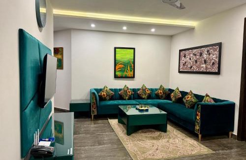 Peshawar Apartment | Tom's Luxury Hotel