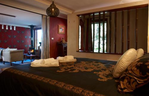 Mount Tomah Bed & Breakfast | Tomah Retreat - Studio CHILL with fireplace and clawfoot bath