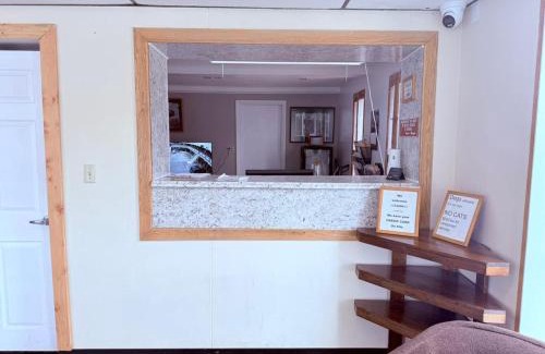 Riverton Hotel | Tomahawk Motor Lodge By OYO Riverton US-26