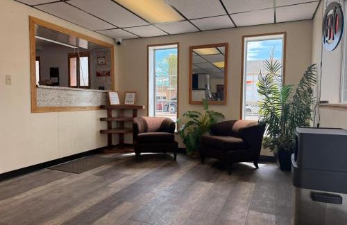 Riverton Hotel | Tomahawk Motor Lodge By OYO Riverton US-26