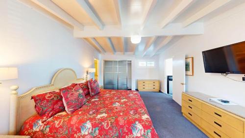 Inverness Hotel | Tomales Bay Lodge and Marina Inc