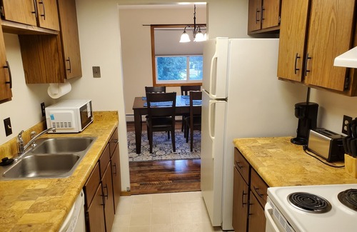 Sioux Falls Apartment | Tomar Park Apt with Porch and Fireplace KP101APT6