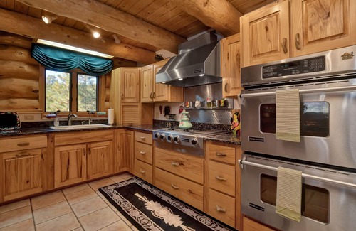 Highland Pines Cabin | Tombstone Hideaway*Mountain Cabin Retreat* Large Gatherings* Peaceful Getaway*
