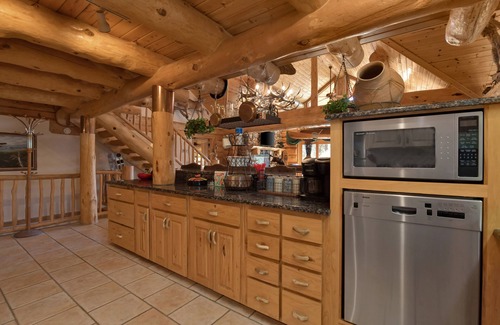 Highland Pines Cabin | Tombstone Hideaway*Mountain Cabin Retreat* Large Gatherings* Peaceful Getaway*