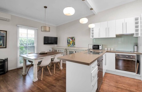 Wagga Wagga House | Tompson - Lush Garden, Pets Allowed
