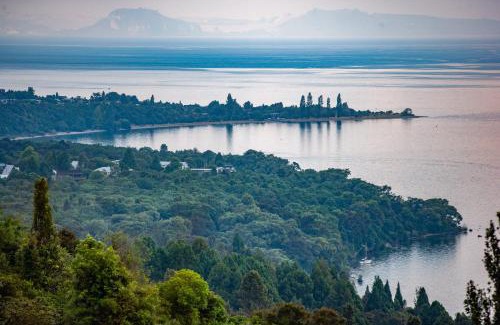 Kuratau House | Tongariro Adventures The Lodge