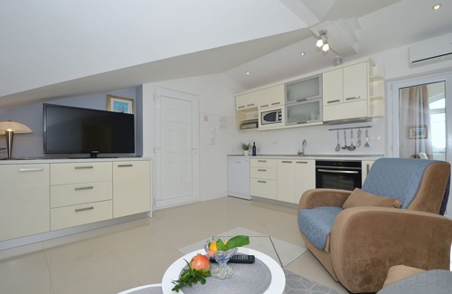 Okrug Gornji Apartment | TOP apartment for 2-4 people, pool, great sea view, ideal location
