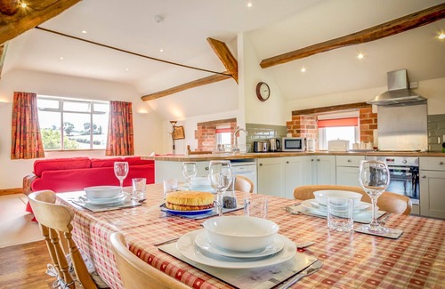 Whichford Cottage | TOP BARN, family friendly, with a garden in Chipping Norton