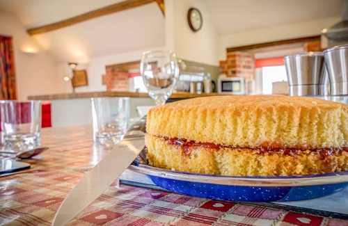 Whichford Cottage | TOP BARN, family friendly, with a garden in Chipping Norton
