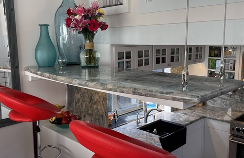 Marin City Boat Rental | "Top Choice Houseboat Rental," says Discover Sausalito. 2bd 2ba floating home.