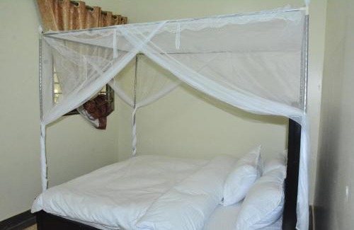 Nakaseke Hotel | Top Cottages Gardens and Restaurant Kapeeka