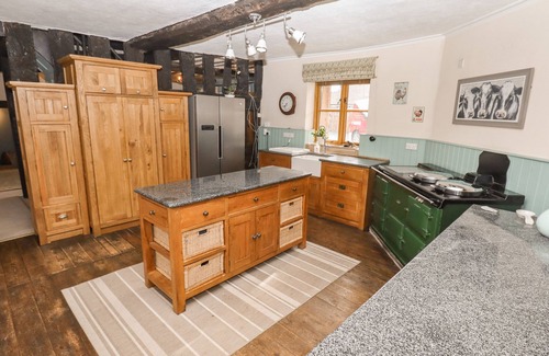 Felton House | TOP FARM HOUSE, family friendly, character holiday cottage in Knockin