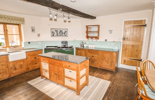 Felton House | TOP FARM HOUSE, family friendly, character holiday cottage in Knockin
