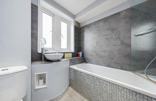 South Camberwell Apartment | Top Floor 1 Bedroom Apartment with views over London