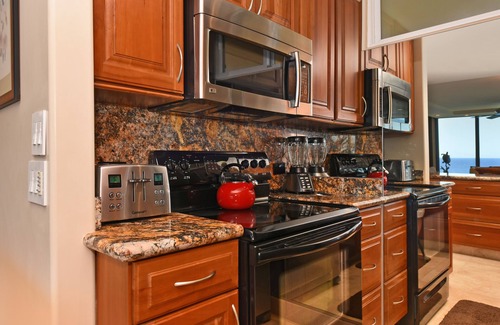 Honokowai Condo | TOP FLOOR! - 10% off for last-minute bookings - Beachfront - Penthouse!