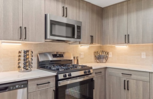 North Scottsdale Condo | Top-Floor 1BR Stroll to Golf, Shops & Dining+Parking