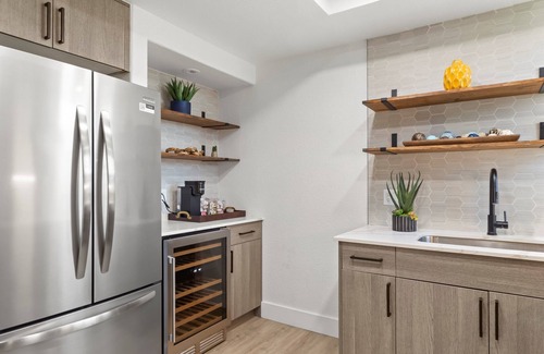 North Scottsdale Condo | Top-Floor 1BR Stroll to Golf, Shops & Dining+Parking