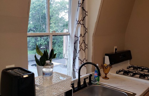 Wilmington Bed & Breakfast | Top-Floor 1BR-Walk to Everything-Safe, Quiet, Beautiful Home and Block to be on!