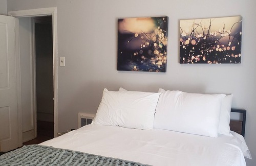 Wilmington Bed & Breakfast | Top-Floor 1BR-Walk to Everything-Safe, Quiet, Beautiful Home and Block to be on!