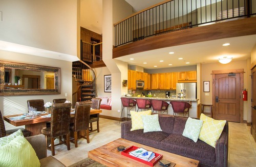 Truckee Condo | Top Floor 2BD w/Large Loft in the Heart of the Northstar Village!