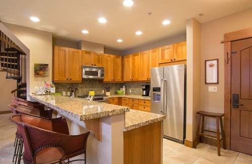 Truckee Condo | Top Floor 2BD w/Large Loft in the Heart of the Northstar Village!