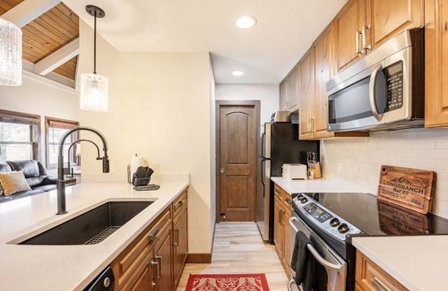 Historic District Condo | Top-Floor 2BR/Loft, Steps to Gondola & Main St | Pool & Hot Tub!