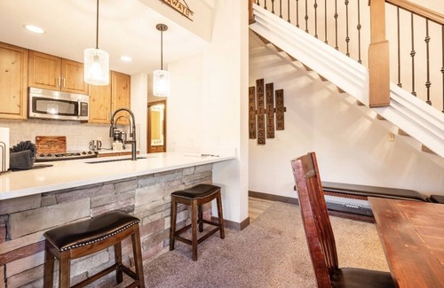Historic District Condo | Top-Floor 2BR/Loft, Steps to Gondola & Main St | Pool & Hot Tub!