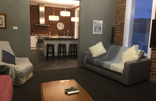 Ravensbourne Apartment | Top floor 3 bed apartment in the iconic Tiger Tea Building (FREE Netflix)