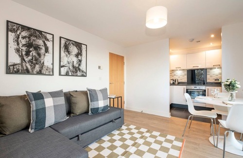 Whittington Apartment | Top Floor Apartment – 2 Mins to Train Station, Near London Museum