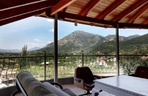 Vouvopotamos Ski Chalet | Top floor apartment,5’away from Acheron Springs.3bedroom 45sq.facing terrace