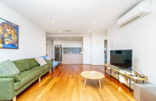 Phillip Apartment | Top-Floor Apartment Near Shops and Aboretum views - Hosted by Canstay