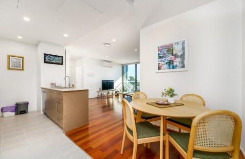 Phillip Apartment | Top-Floor Apartment Near Shops and Aboretum views - Hosted by Canstay