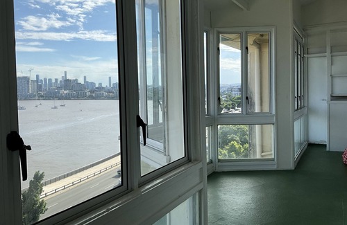 Hamilton Apartment | Top floor apartment with fantastic river views close to city and airport