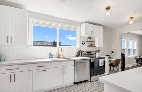 North Admiral Apartment | Top floor apartment with panoramic ocean views