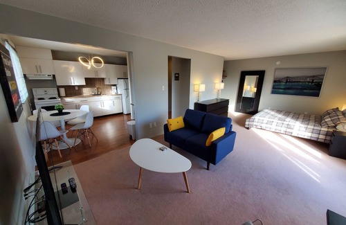 Old Strathcona Condo | TOP FLOOR * BALCONY * WALKABLE * UNIVERSITY * DOWNTOWN * WHYTE AVE * TRANSIT *