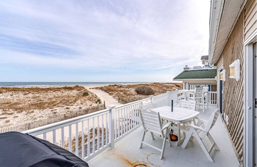 South End Condo | Top Floor Beachfront 4BR, Dog-Friendly, Sleeps 12 – Deck, Grill, Cart