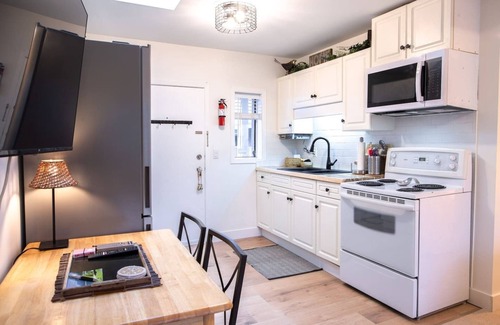 Harrison Hot Springs Condo | Top Floor Suite with Mountain View