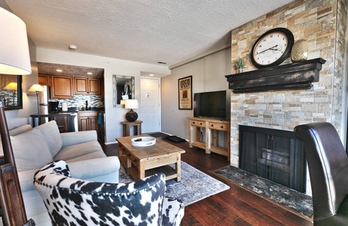 North Park City Apartment | Top Floor Centrally Located. Free Bus to Lifts