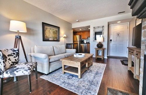 North Park City Apartment | Top Floor Centrally Located. Free Bus to Lifts