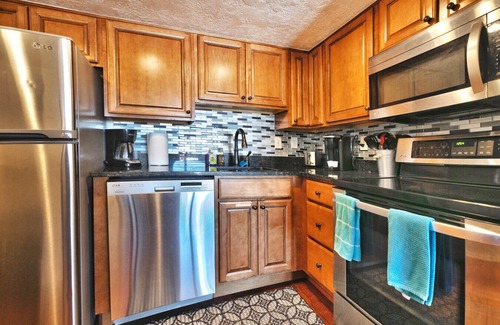 North Park City Apartment | Top Floor Centrally Located. Free Bus to Lifts