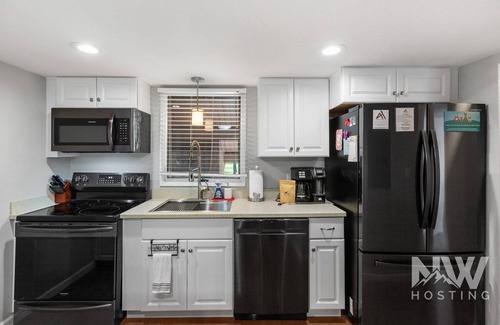 Rathdrum Condo | Top-Floor Condo—Covered Parking, Community Pool, and Stunning Golf Course Views!