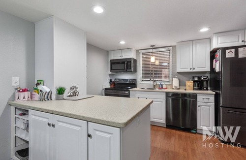 Rathdrum Condo | Top-Floor Condo—Covered Parking, Community Pool, and Stunning Golf Course Views!