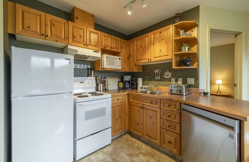 East Kootenay Condo | Top Floor Condo | Incredible Mountain Views | 3 Beds | Portable AC