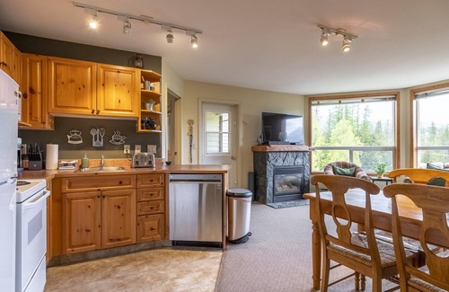 East Kootenay Condo | Top Floor Condo | Incredible Mountain Views | 3 Beds | Portable AC