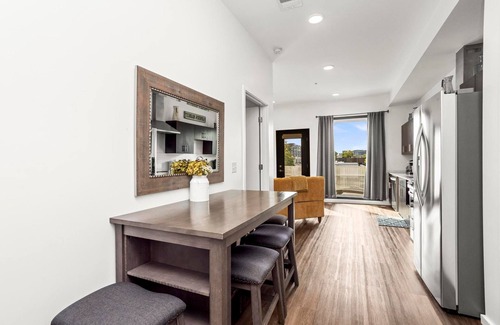 Edgehill Condo | Top-Floor Condo w/Pool, Gym & Sunset Views