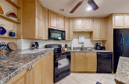 Tierra Verde Condo | Top-floor Condo with on-site pool, hot tub, grills, gym, & private balcony