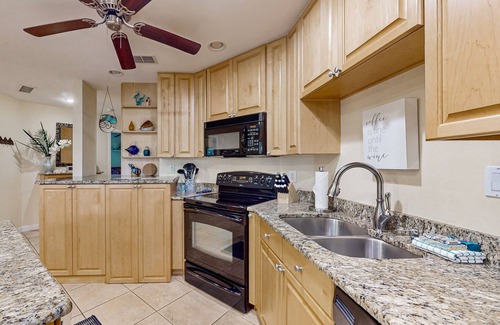 Tierra Verde Condo | Top-floor Condo with on-site pool, hot tub, grills, gym, & private balcony
