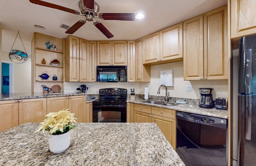 Tierra Verde Condo | Top-floor Condo with on-site pool, hot tub, grills, gym, & private balcony